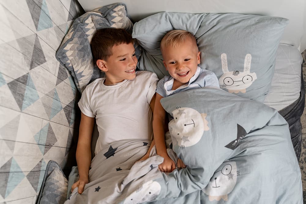 Kindermatratzen-Geschwister liegen im Bett