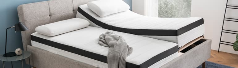 Matratzen auf Bett im Schlafzimmer